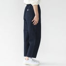 DANTONのデニムパンツの横からの着用イメージ