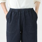 両手をポケットに入れたウエスト周りの拡大画像