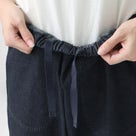 内紐とゴム仕様が見えるウエストディテール