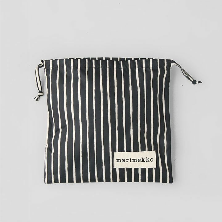 Marimekko ブラック×ホワイト ストライプ柄ドローストリングバッグの全体像。軽量でコンパクトな巾着デザインが特徴のマルチユースバッグ