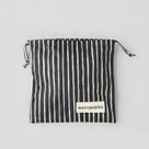Marimekko ブラック×ホワイト ストライプ柄ドローストリングバッグの全体像。軽量でコンパクトな巾着デザインが特徴のマルチユースバッグ