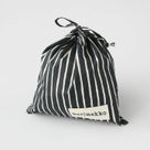 Marimekko ブラック×ホワイト ストライプ柄 ドローストリングバッグのトップビュー。巾着の開口部が結ばれた状態で、シンプルでスタイリッシュなデザインが際立つ