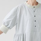 綿麻ハンドベルワンピースのゆとりある身頃が見える画像