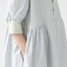 ポケットに手を入れた状態で、切替と袖のディテールが分かる画像