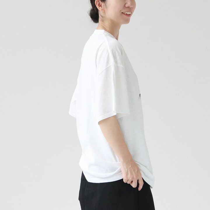 モデルが横からUNCLE TEEを着用している様子
