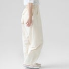 オフ色ジェームスパンツの横姿、自然なシルエットが際立つ着用イメージ