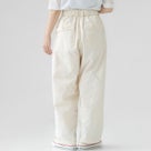 オフ色ジェームスファティーグパンツの後ろ姿、ヒップから足元までのワイドラインが伝わる画像