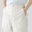 リップストップパンツのサイドポケットとウエストまわりを見せたカット