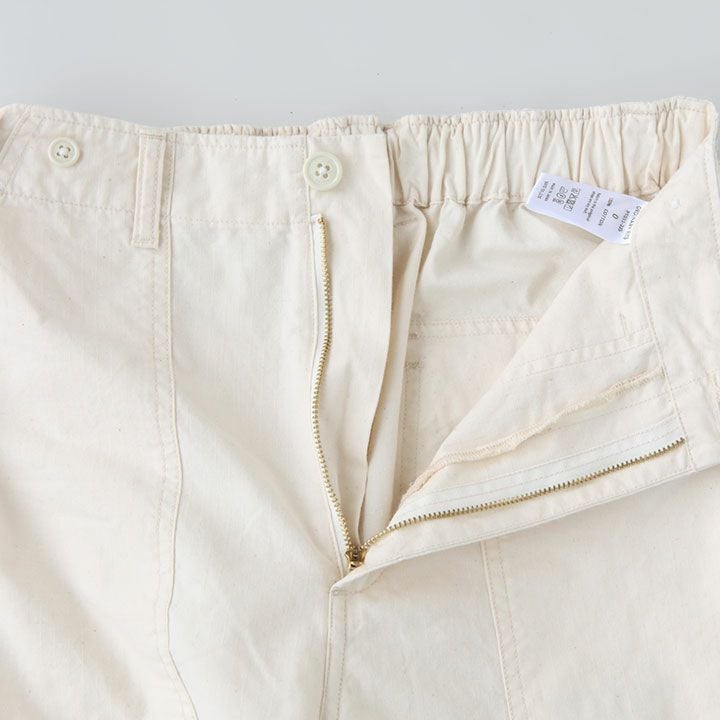 パンツの前開き部分をアップにした画像