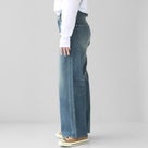 ジップフライと前立てディテールのアップ