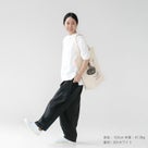 ホワイトのクラシック天竺スリットTをパンツと合わせた大人のナチュラルカジュアルコーデ。透けにくい程よい厚みで上品に映えるTシャツスタイル。160cm 47kg着用